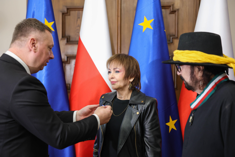 Łódź, 9.10.2026. Uhonorowani medalami „Zasłużony Kulturze Gloria Artis”: Izabela Trojanowska i Zbigniew Hołdys. Fot. Marian Zubrzycki (PAP)