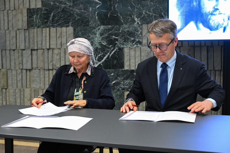 Wdowa po Mirosławie Chojeckim Jolanta Kessler-Chojecka oraz dyrektor AAN Mariusz Olczak podczas uroczystości przekazania archiwum Mirosława Chojeckiego do Archiwum Akt Nowych. Fot. PAP/Radek Pietruszka