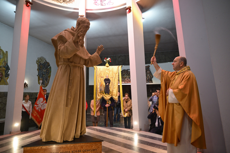 W kościele pw. św. Antoniego w Gdyni z okazji 55. rocznicy jego beatyfikacji odsłonięto pomnik św. Maksymiliana Marii Kolbego. Fot. PAP/Adam Warżawa