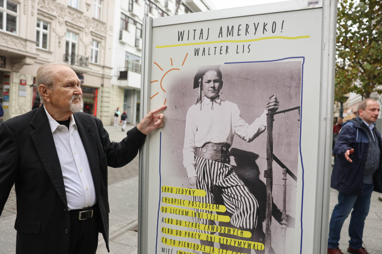 Walter Lis na wystawie „Ratunek z Hiszpanii” w Łodzi. Fot. PAP/Marian Zubrzycki