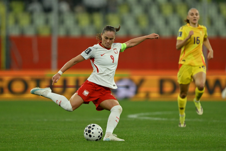 Ewa Pajor podczas meczu 1. rundy barażowej piłkarskich mistrzostw świata z Belgią. Fot. PAP/Adam Warżawa