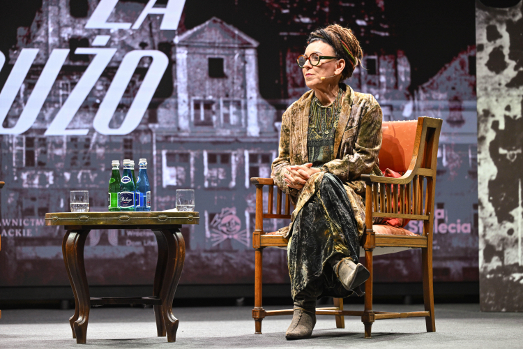 Wrocław, 14.10.2026. Olga Tokarczuk podczas światowej premiery swojej najnowszej powieści „Świata jest za dużo w Hali Stulecia we Wrocławiu. Fot. Maciej Kulczyński (PAP)
