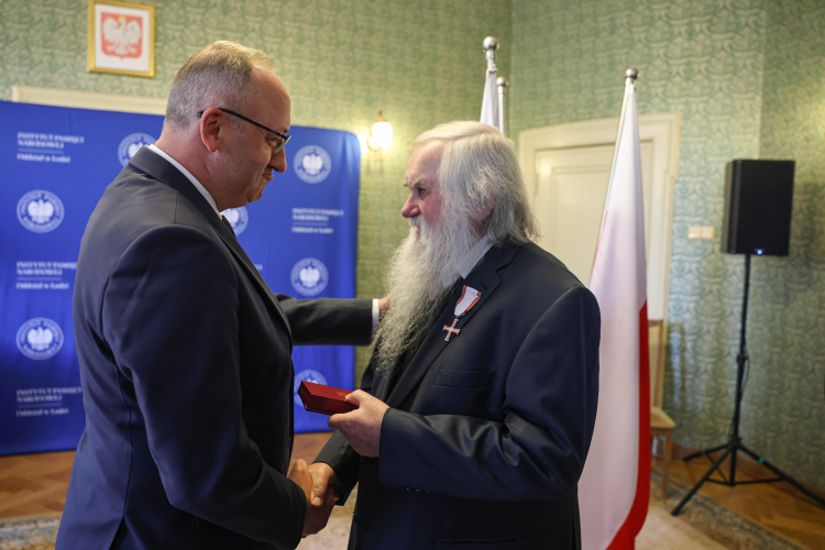 Zdzisław Brewiński odbiera odznaczenie z rąk zastępcy prezesa IPN Karola Polejowskiego Krzyż Wolności i Solidarności. Fot. PAP/Marian Zubrzycki