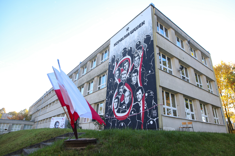 Mural w Dąbrowie Górniczej poświęcony pamięci Dziewięciu Górników z „Wujka”. Fot. PAP/Art Service