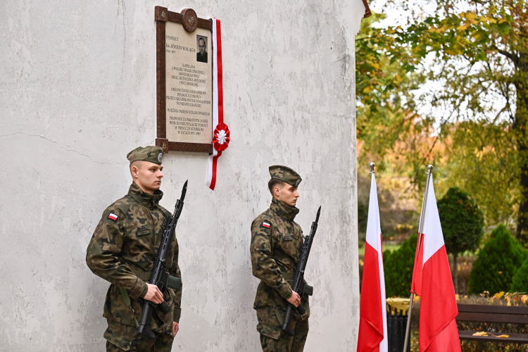 Uroczystość odsłonięcia tablicy upamiętniającej kapelana Armii Krajowej i Zrzeszenia „Wolność i Niezawisłość” ks. Józefa Waląga. Fot. PAP/Marcin Gadomski