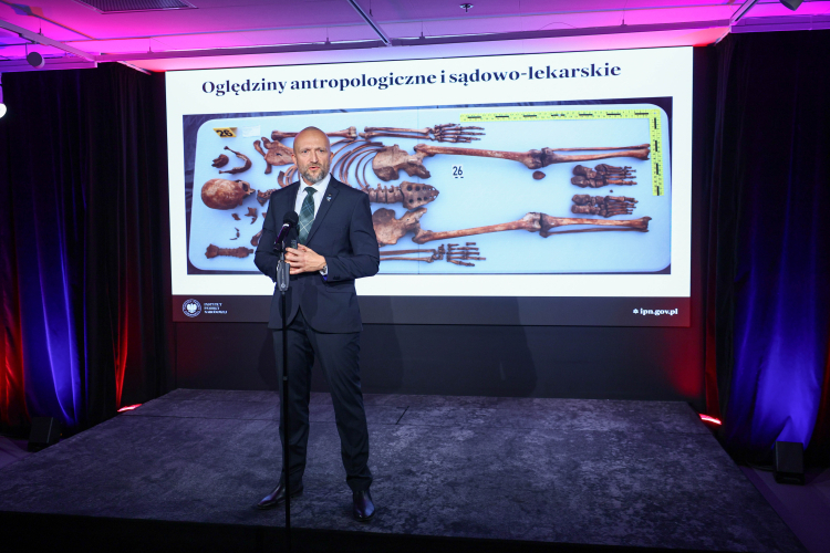Dr Łukasz Szleszkowski podczas konferencji prasowej podsumowującej tegoroczne prace poszukiwawcze i ekshumacyjne na Ukrainie. Fot. PAP/Szymon Pulcyn