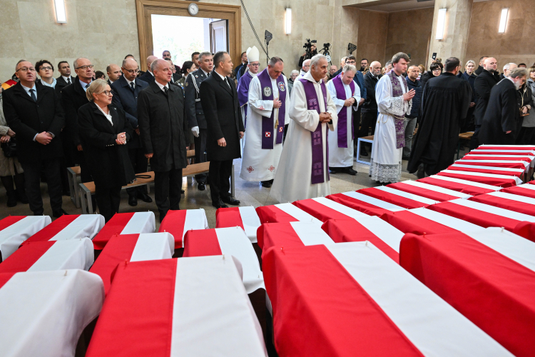 Uroczystości pogrzebowe 49 Ofiar reżimu komunistycznego – żołnierzy i działaczy polskiego podziemia niepodległościowego na Cmentarzu Osobowickim we Wrocławiu. Fot. PAP/Maciej Kulczyński