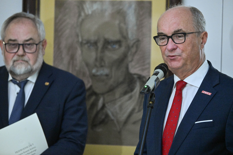 Warszawa, 21.10.2026 r. Marszałek Sejmu Włodzimierz Czarzasty i poseł KO, przewodniczący Komisji Kultury, Dziedzictwa Narodowego i Środków Przekazu Piotr Adamowicz podczas uroczystego otwarcia wystawy pt. „Ignacy Daszyński – Trybun Niepodległej” w Sejmie w Warszawie. Fot. PAP/Piotr Nowak