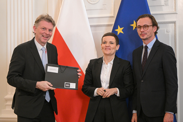 Ministra Marta Cienkowska, dyrektor generalny Fundacji Auschwitz-Birkenau Wojciech Soczewica i wiceambasador Niderlandów w RP Taco Stoppels na uroczystości przekazania przedstawicielom Miejsc Pamięci kolekcji korespondencji i dokumentów należących do ofiar zagłady. Fot. PAP/Marcin Obara