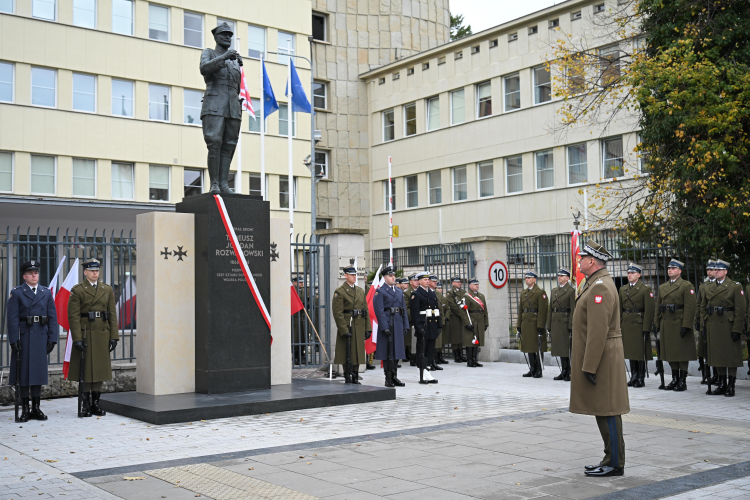 Uroczystość odsłonięcia pomnika generała broni Tadeusza Jordan-Rozwadowskiego na terenie Sztabu Generalnego Wojska Polskiego w Warszawie. Fot. PAP/Marcin Obara