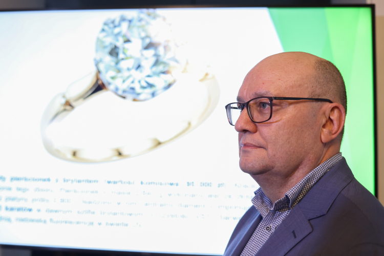Wodzisław Śląski, 29.10.2026. Rzeczoznawca diamentów, gemmolog i mistrz złotnictwa Krzysztof Olszar podczas uroczystego przekazania biżuterii ze Skarbu z Kokoszyc do zbiorów Muzeum w Wodzisławiu Śląskim - Pałacu Dietrichsteinów. Fot. PAP/Jarek Praszkiewicz
