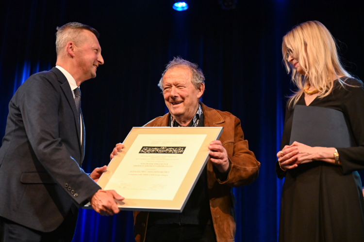 Lublin, 29.10.2026. Redaktor naczelny Gazety Wyborczej Adam Michnik odbiera ustanowioną przez Senat UMCS Nagrodę Specjalną im. Jerzego Giedroycia podczas uroczystości w Teatrze Starym w Lublinie. Obok dr hab. Zbigniew Pastuszak  i prof. dr hab. Iwona Hofman. Fot. PAP/Wojtek Jargiło