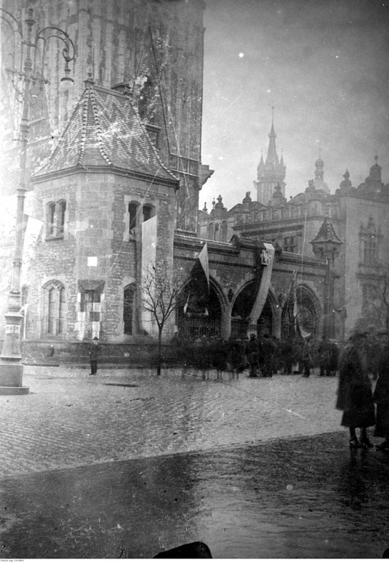 Pierwsza warta polska na odwachu krakowskim; widoczne polskie flagi wiszące na budynku. 31.10.1918. Fot. NAC