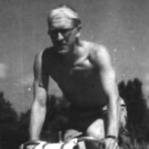Andrzej Bobkowski na rowerze pod Bayonne we wrześniu 1946 r. /ze zbiorów IBL PAN/. Źródło: MHP 